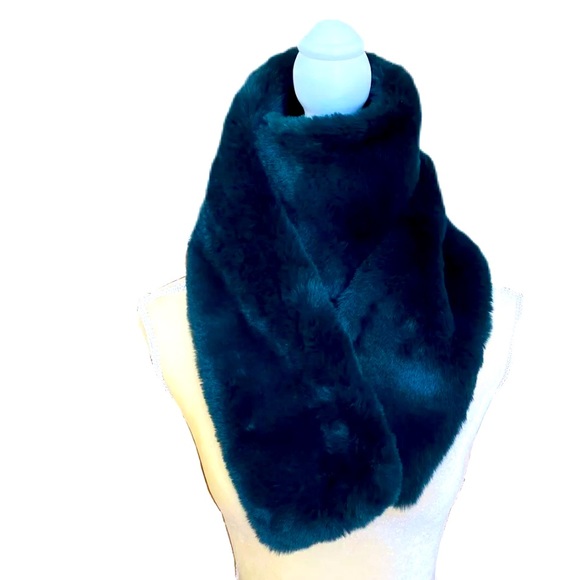 NWOT SURELL Fluffy Emerald Faux Fur Wrap Pull-Through Neck Warmer Scarf Hat - Picture 3 of 6